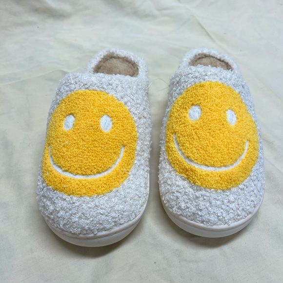 Smiley face slippers 7-8 - Picture 1 of 7
